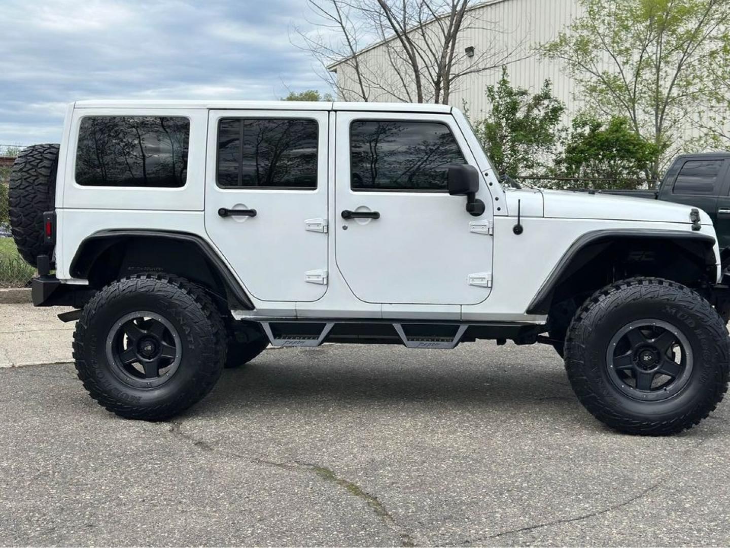 2014 WHITE /BLACK JEEP WRANGLER SAHARA (1C4BJWEG3EL) with an 3.6L engine, AUTOMATIC transmission, located at 14600 Frazho Road, Warren, MI, 48089, (586) 776-3400, 42.485996, -82.974220 - Photo#3